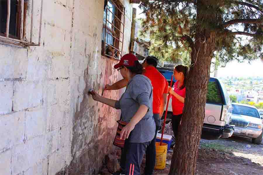 Estudiantes de la materia de ética pintando bardas de la colonia Paso del Norte