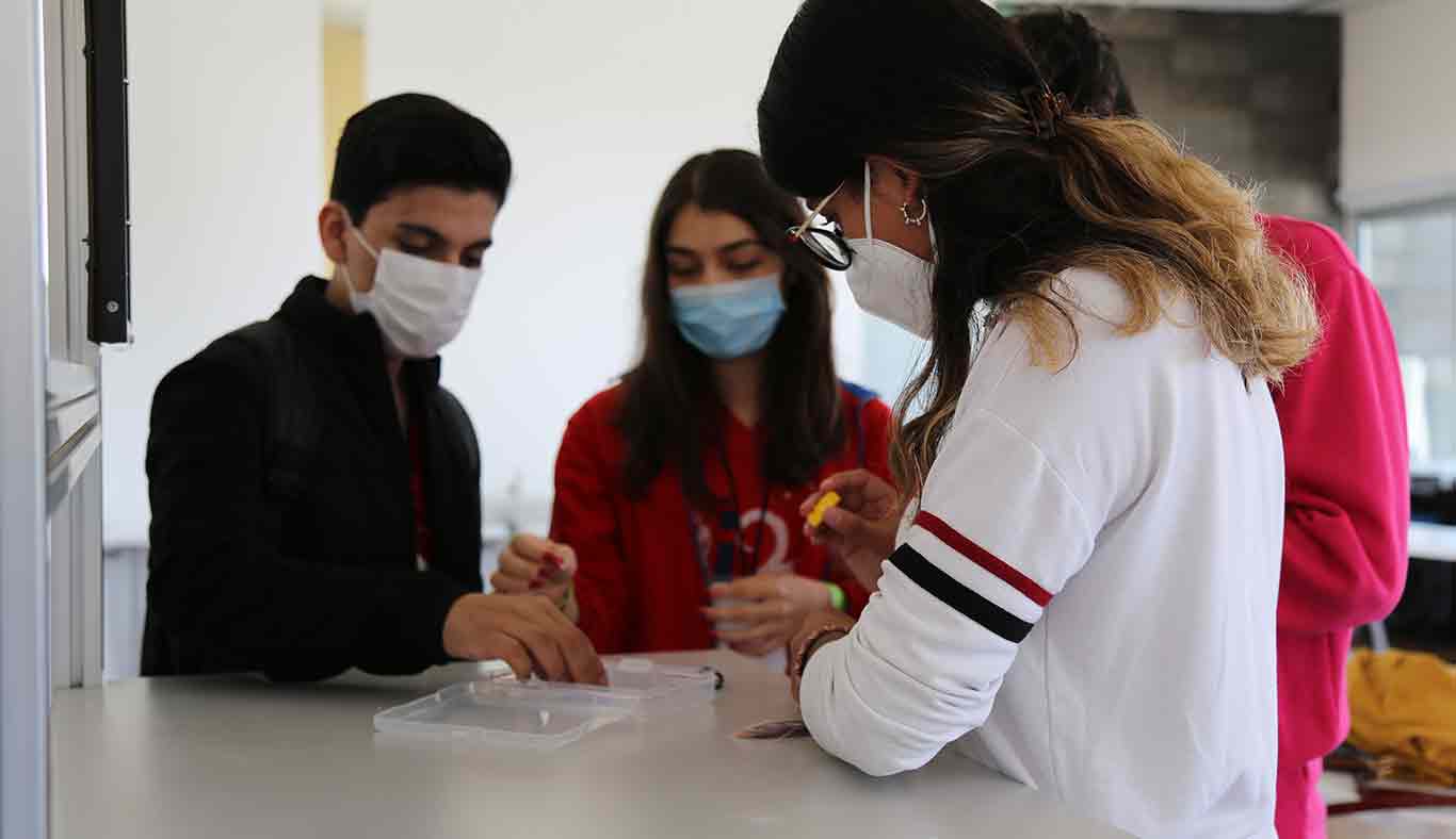 Construcción de LEGOS por parte de estudiantes involucrados