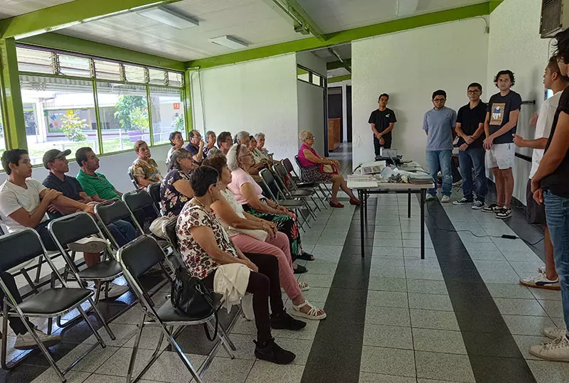 Estudiantes de cuarto semestre de la Licenciatura en Finanzas del Tec campus Cuernavaca, impartieron talleres de educación financiera y finanzas personales a adultos mayores en el CEAGEM.