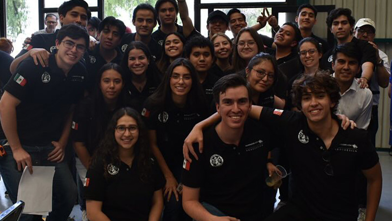 Estudiantes que conforman el equipo de aeronáutica del Tec campus Estado de México