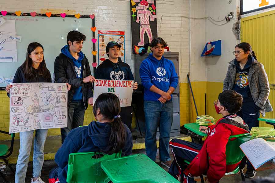 Estudiantes de PrepaTec exponiendo sobre educación sexual con jóvenes