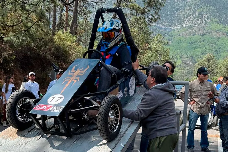 Estudiantes del Tec de Monterrey campus Laguna se convierten en dise&ntilde;adores y pilotos de competencias automotrices