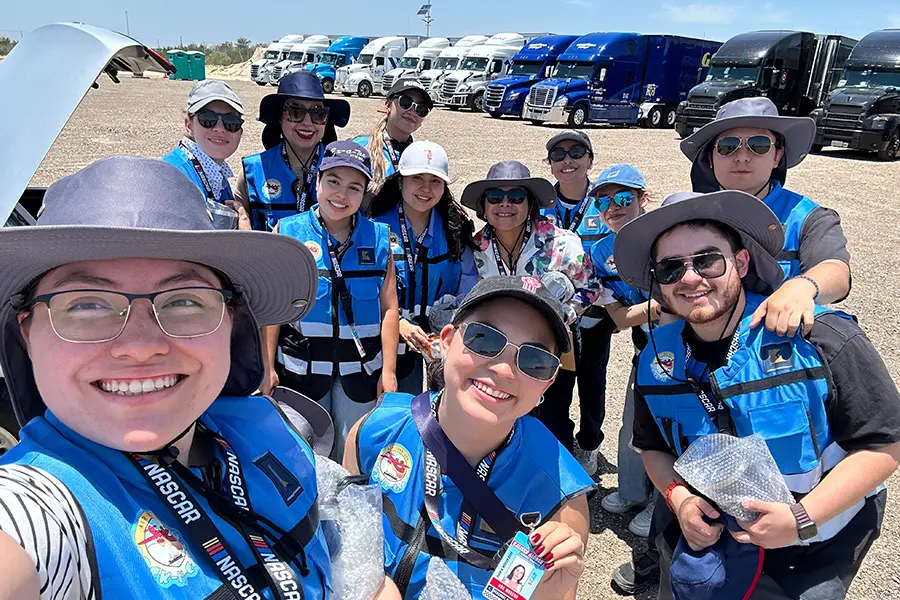 Alumnos del Tec de Monterrey campus Laguna trabajan en curce aduanal de NASCAR a México