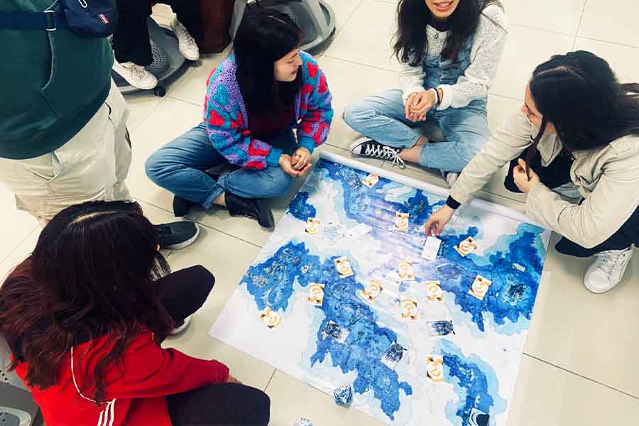 Estudiantes de diseño aprenden con megajuegos