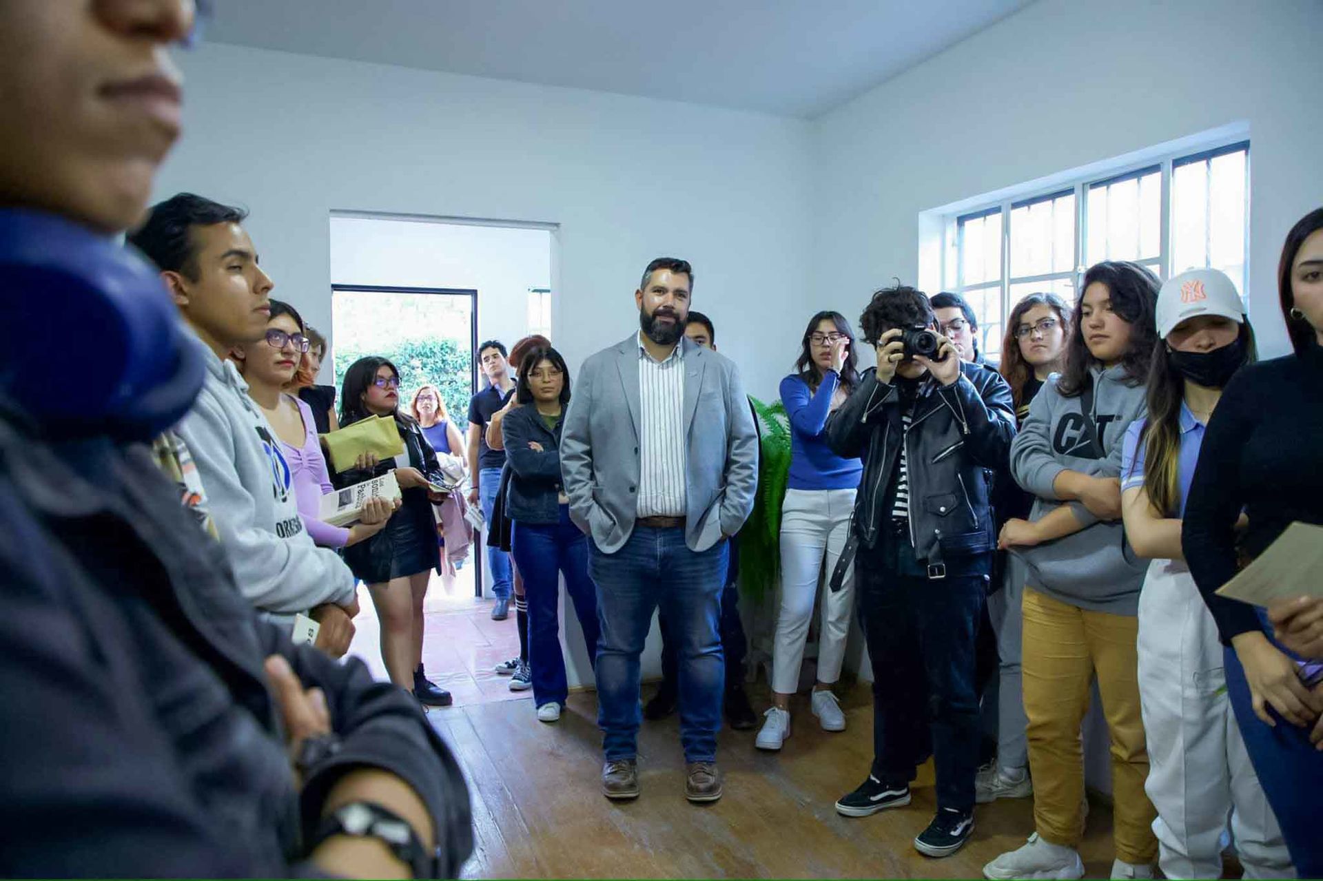 Estudiantes de Tec Campus Hidalgo en la exposición del proyecto "Los Sonidos de Pachuca"