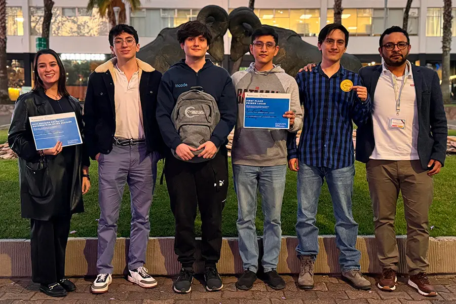 Zero-Day Mayday junto a sus coaches en el Tec campus Estado de M&eacute;xico.