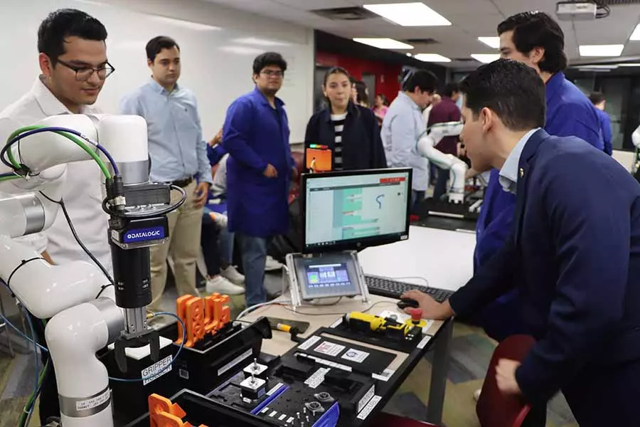 Estudiantes del campus Monterrey participantes en FrED Factory del MIT.