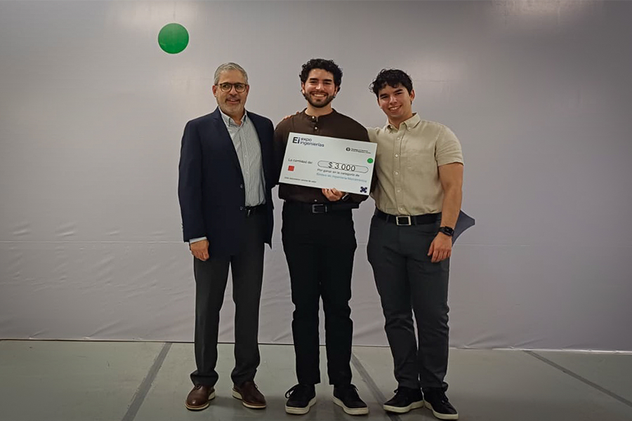 estudiantes-posando-con-reconocimiento