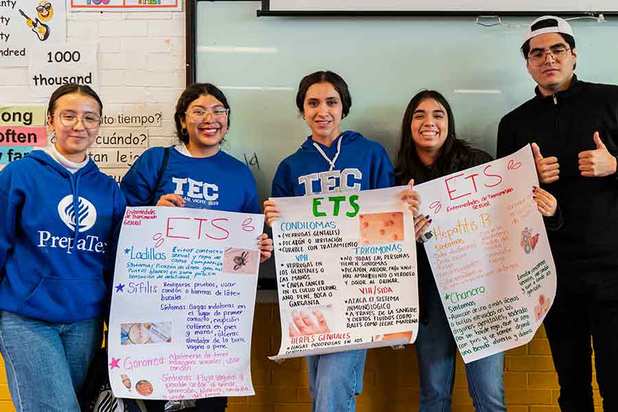 Estudiantes PrepaTec exponiendo sobre educación sexual