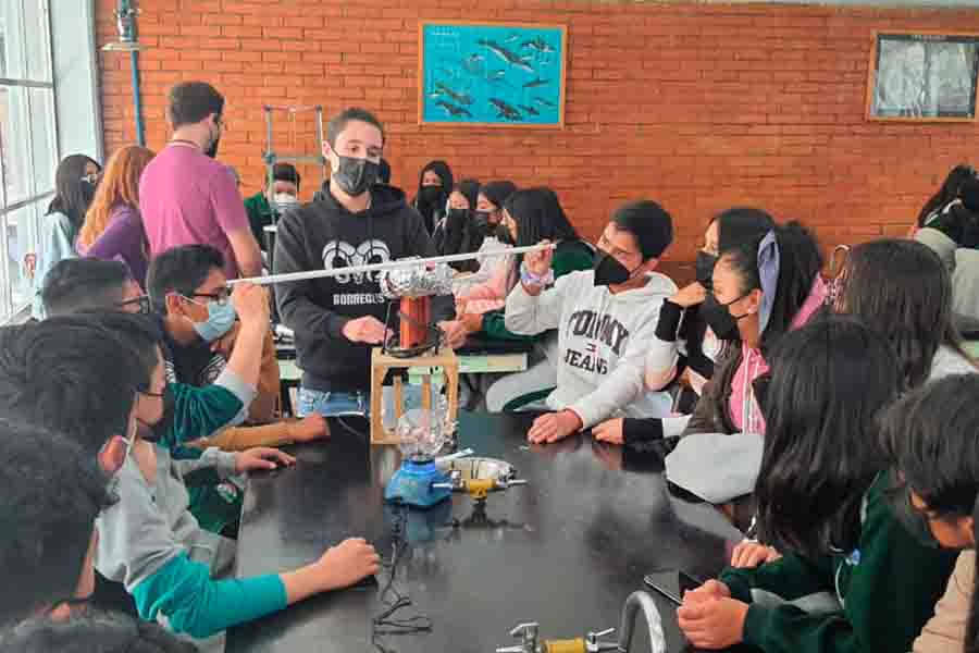 Con actividades de ciencia profesores y alumnos Tec impactan a secunda