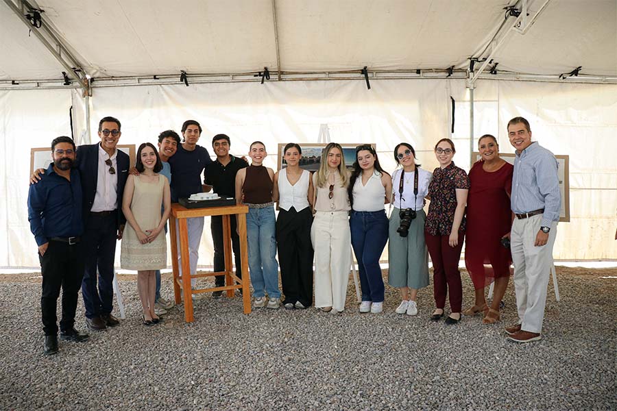 Estudiantes, profesores y directores de Arquitectura del Tec de Monterrey posan de frente junto al proyecto de la iglesia que será construida al norte de Torreón