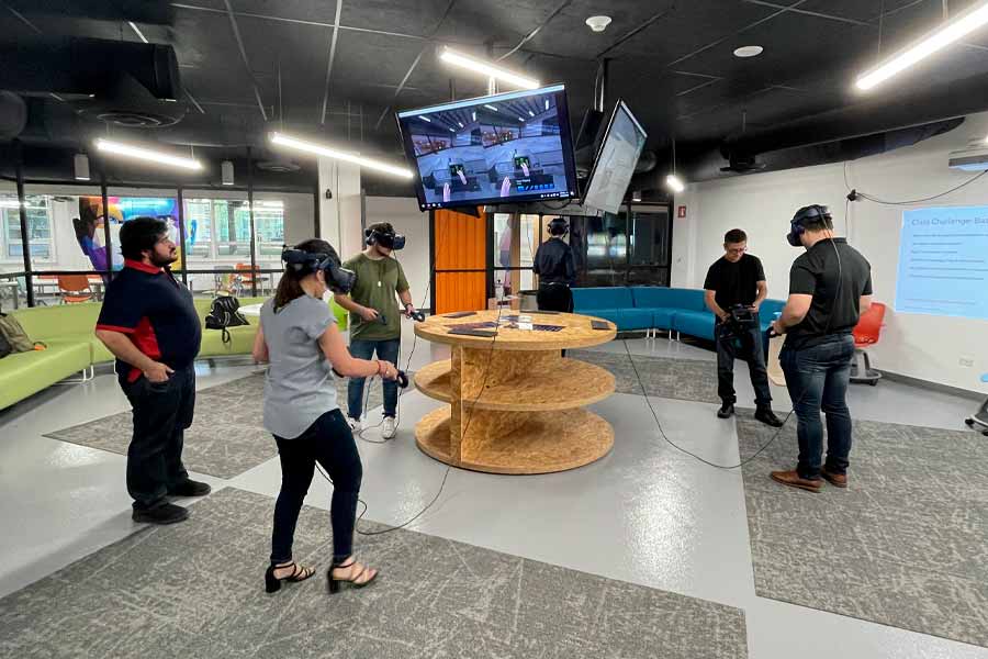 Los estudiantes pueden acceder desde un celular o por medio de los equipos de realidad virtual que hay en laboratorios del Tec.