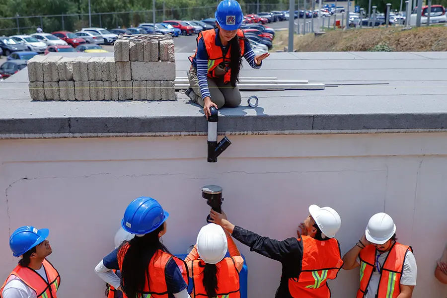 Estudiantes trabajando en la instalación del sistema de captación de agua de lluvia del Tec campus Estado de México.