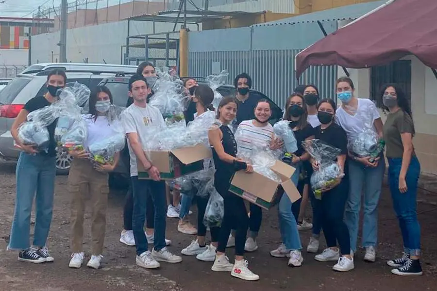 Grupo de alumnos con los productos de higiene que donaron en apoyo a las reclusas
