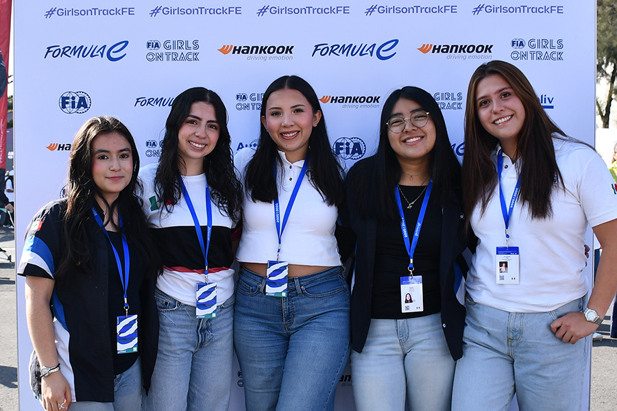 Alumnas del Tec campus Estado de M&eacute;xico y miembros de TM Racing que participaron en Girls on Track.