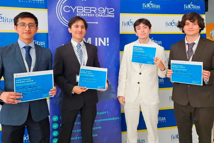 Equipo del Tec campus Estado de M&eacute;xico con reconocimientos de primer lugar.