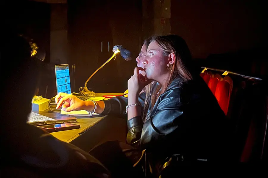 María Morales y Karol Barrera trabajando en Bellas Artes.