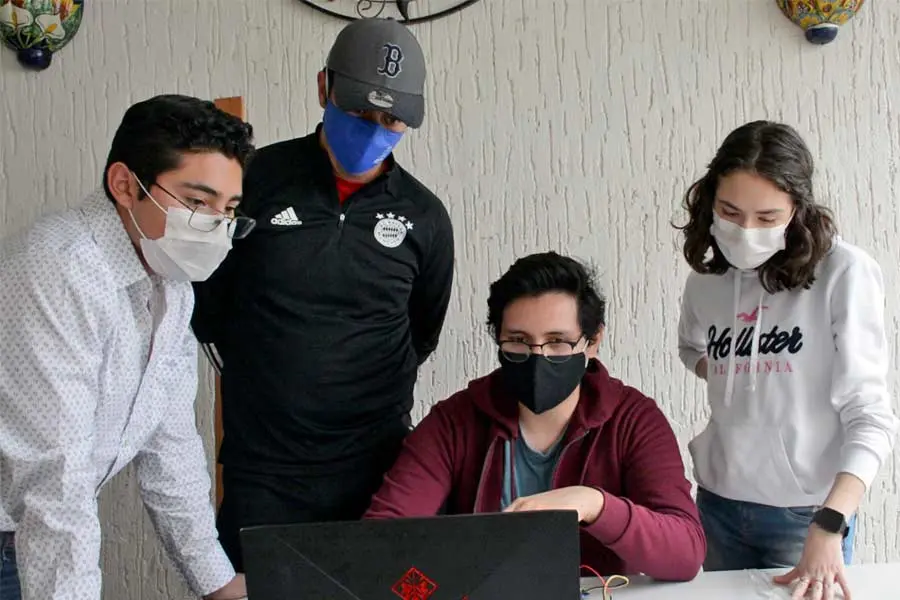 Estudiantes Tec desarrollan un guante capaz de identificar y leer el sistema braille.