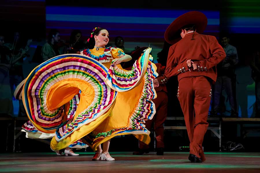 Estudiantes de Raíces en el escenario del Auditorio Luis Elizondo durante la Gala Folklorica