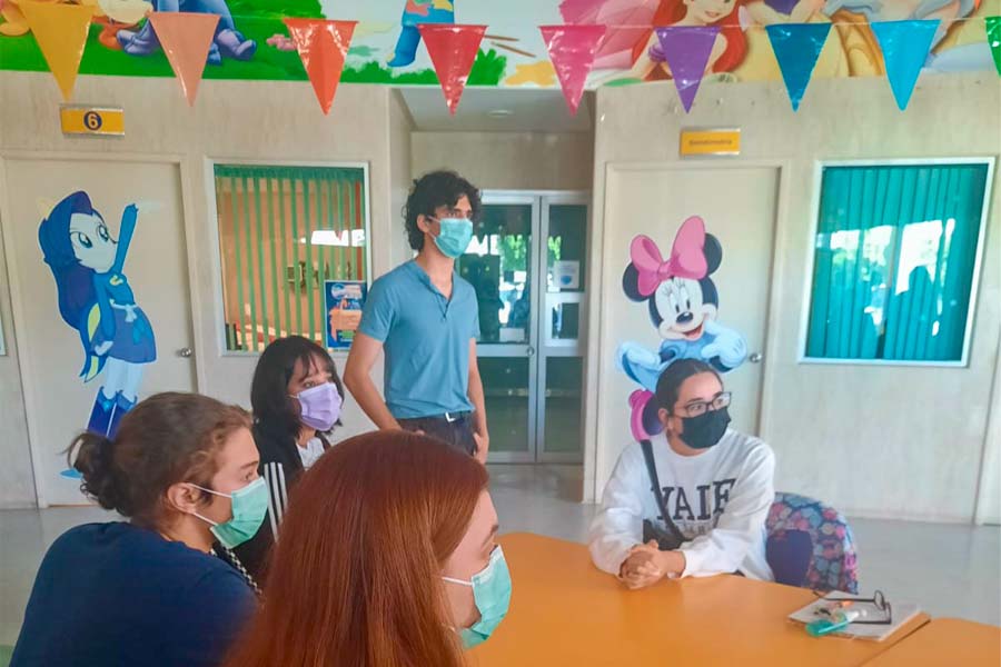 estudiantes tec en hospital pediatrico preparando materiales para niños