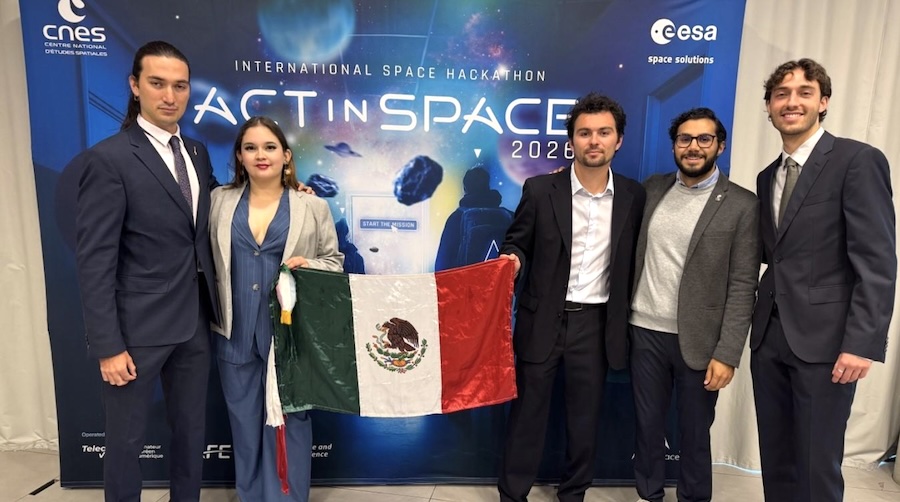 Equipo de Exoterra representando a M&eacute;xico en ActInSpace en Francia. 