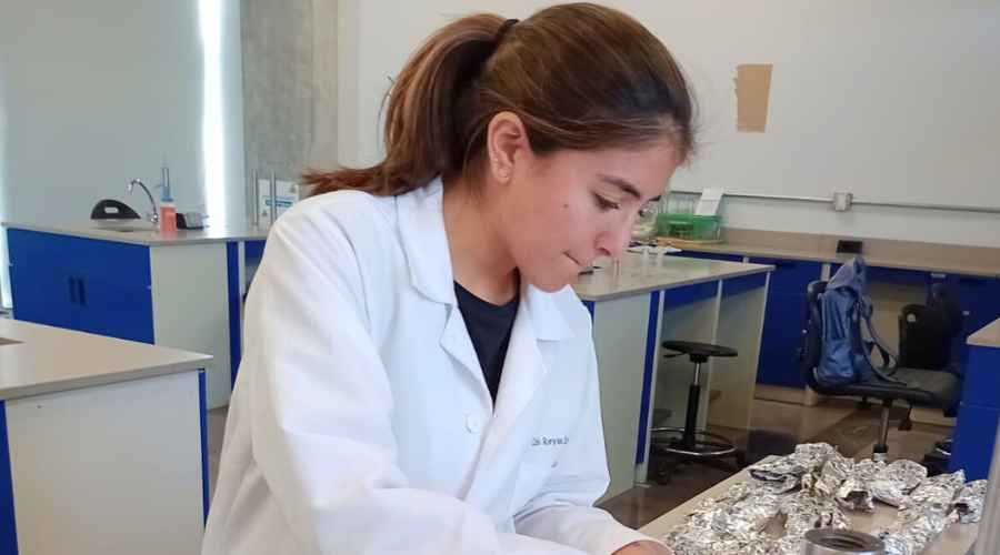 Estudiante realizando análisis en las plantas