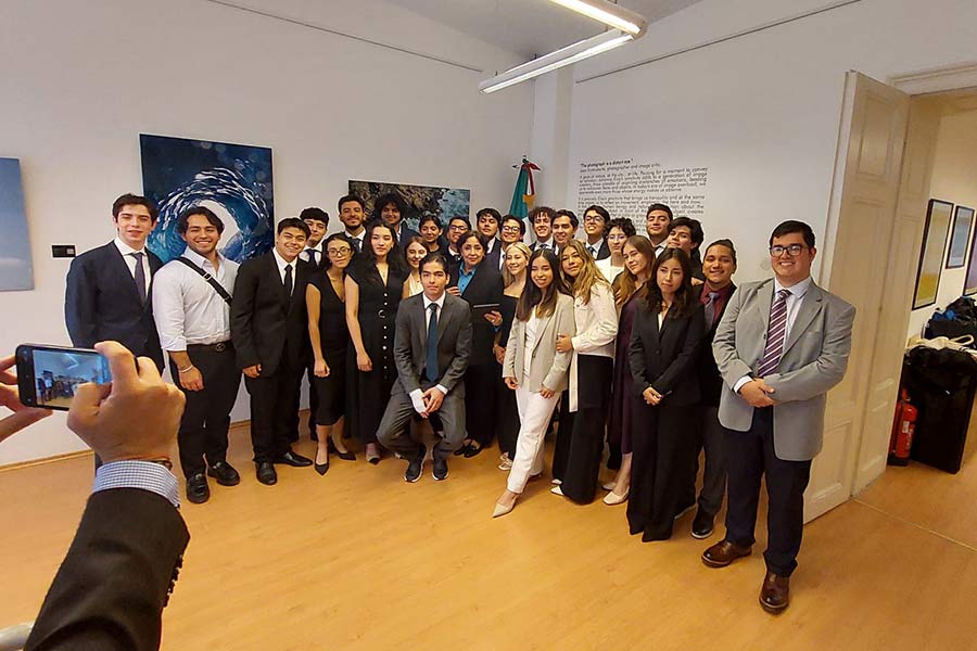 Estudiantes trabajan proyecto para embajada mexicana en Austria