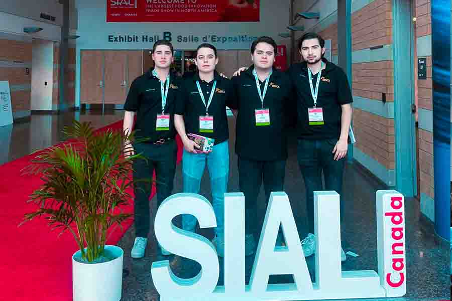 Estudiantes del Tec de Monterrey participando en la feria SIAL Canadá en Toronto.