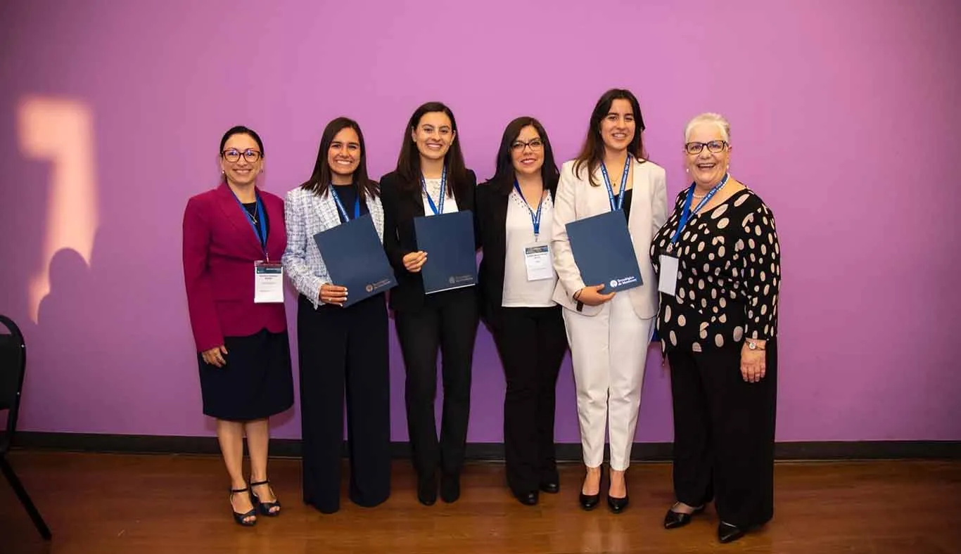 Estudiantes de campus Aguascalientes con asesora.