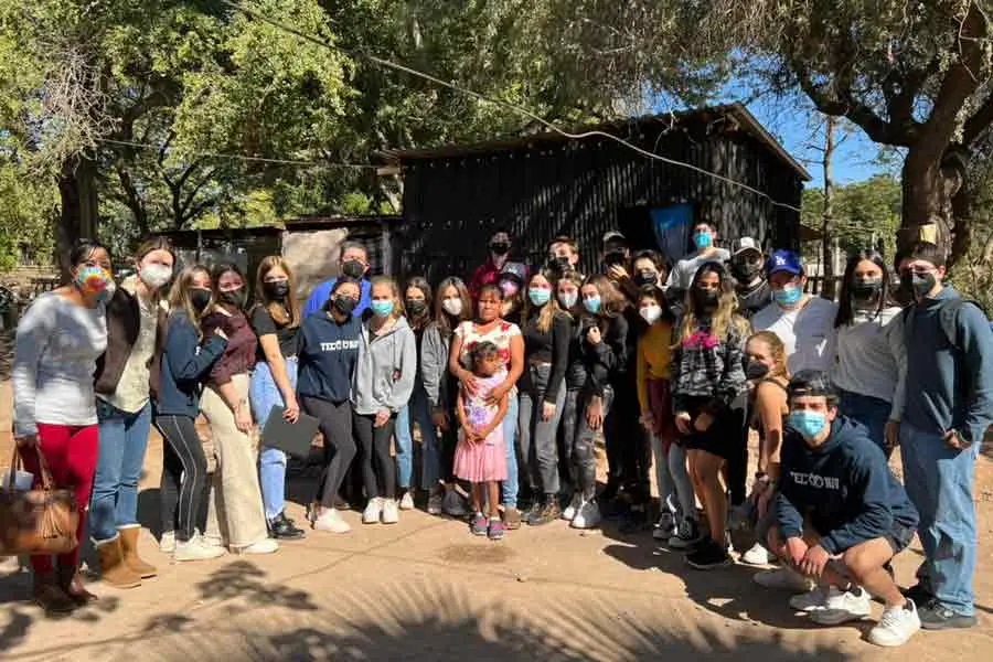 Alumnos y maestros dan a conocer la noticia a familia que ser&aacute; beneficiada por programa TECHO