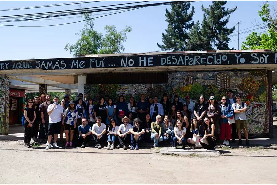 Estudiantes posan para fotografía en Congreso Internacional de Arquitectura celebrado en Chile