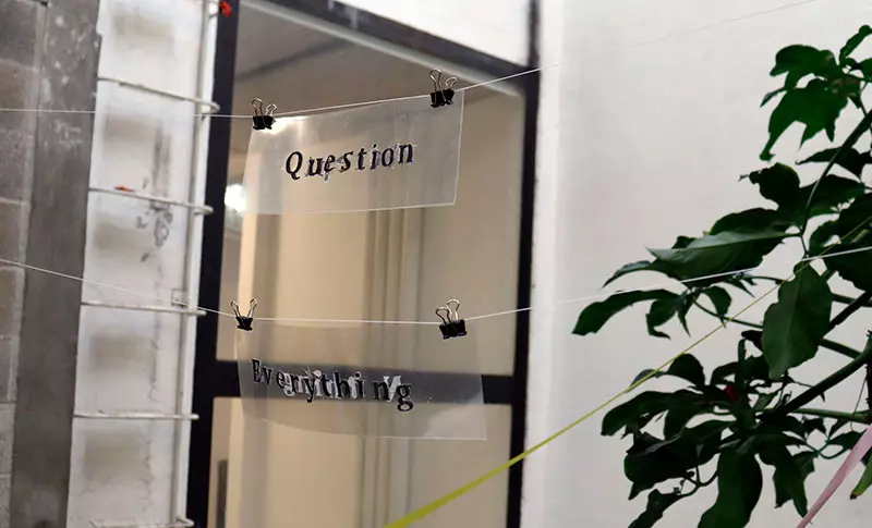 Estudiantes de la entrada de Estudios Creativos expusieron ocho trabajos de arte objeto en RIZOMA