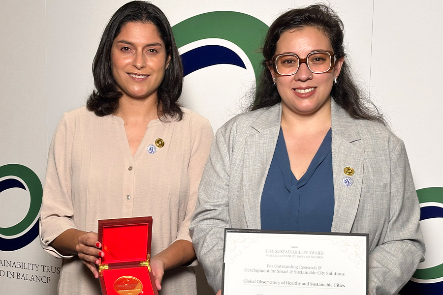 Eugen Res&eacute;ndiz recibe el Nobel Sustainability Trust Award junto a una integrante de su equipo de investigaci&oacute;n.
