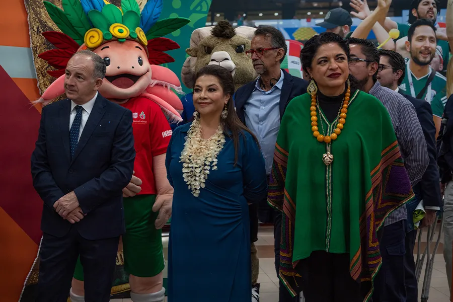 eugenio aguilar clara brugada y alejandra frausto durante la inauguracion del centro de voluntarios 