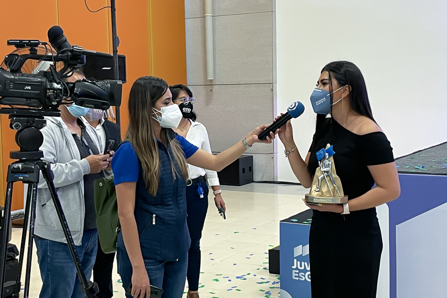 Evelyn Torres, con su trofeo del Premio Estatal a la Juventud 2021