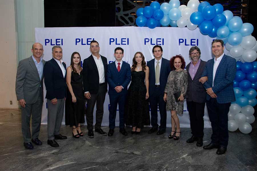 Integrantes del PLEI con exintegrantes en evento de 30 aniversario del grupo estudiantil.