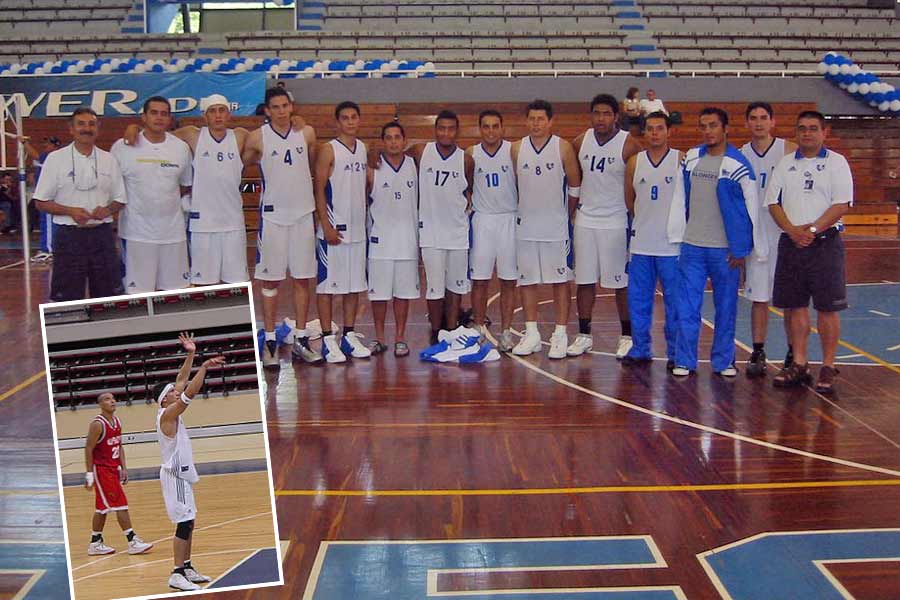 Cuando era estudiante fue parte del representativo de básquetbol de Borregos CEM.