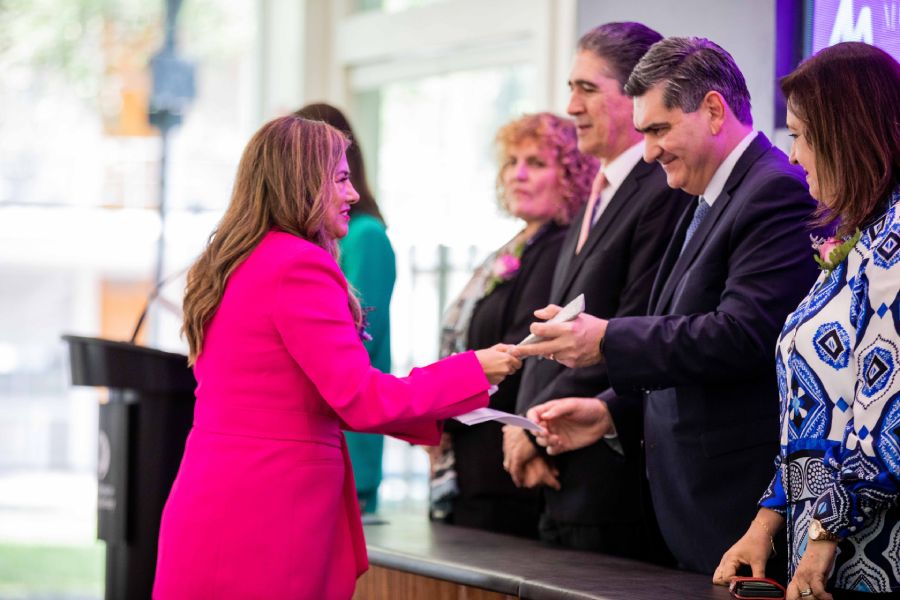 Evelyn recibiendo el reconocimiento a Poder Transformador durante la ceremonia de premiación en campus Monterrey.