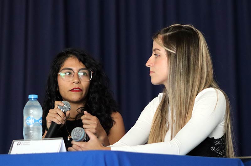 ​ En el marco de la Copa Mundial Femenina de la FIFA 2023, y con el objetivo de visibilizar las brechas de género en el fútbol femenil, el Centro de Escritura organizó un conversatorio con expertas en la temática.   El conversatorio realizado el 17 de agosto en el Tec campus Cuernavaca fue nombrado "Australia y Nueva Zelanda 2023: recuperando el balón: Futbol femenil y nuevas perspectivas de género en el deporte mundial".  El panel contó con la participación de Paulina Mendoza (licenciada en Filosofía y especialista en fútbol) y Franchesca Salmerón (futbolista y licenciada en Derecho).  Luis Adrian Calderón, profesor de la escuela de Humanidades y Educación del campus Cuernavaca, respaldado por sus tres tesis, la más reciente: “Construcción de la violencia en el futbol mexicano: de lo simbólico a lo político”, asumió el rol de moderador durante la sesión.           Visibilizando las brechas en el deporte Dentro del espacio se habló del trato de los directivos hacia las jugadoras  y la importancia de entender que las necesidades de las jugadoras son diferentes a la de los jugadores hombres.  “Es importante trabajar por la equidad deportiva, para que nuestras experiencias mejoren las de otras mujeres y sobre todo, por fortalecer la cultura del deporte femenil”, compartió Francesca.  Las expositoras coincidieron a lo largo de la conversación en que existen grandes brechas de género en el fútbol que afectan el rendimiento de las jugadoras en el campo y en su vida diaria.  "Hay muchas jugadoras que su salario no es suficiente para vivir”.- Paulina Mendoza     "Hay muchas jugadoras que trabajan y entrenan simultáneamente porque su salario no es suficiente para vivir dignamente", enfatizó Paulina Mendoza.  Paulina Mendoza expresó que la falta de salarios dignos y facilidades económicas impide a las jugadoras de México dedicarse tiempo completo a su disciplina.     Tres maneras en apoyar el futbol femenil  por el profesor Luis Adrian Calderón:     Consumir fútbol femenil, no solo varonil. Mantenernos al tanto de las no