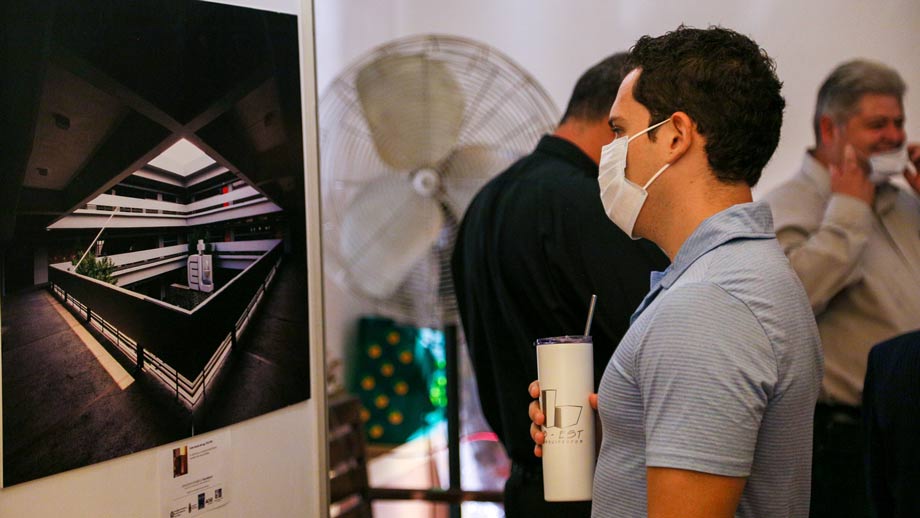 Estudiante del Tec observa exposición de Fray Gabriel Chávez