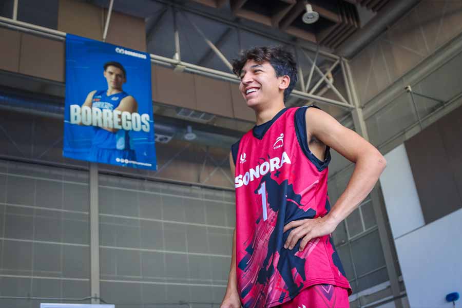 Toma en contrapicada de Fabian Sandoval parado en la Arena Borregos portando su uniforme de basquetbol de la Selección Sonora. 