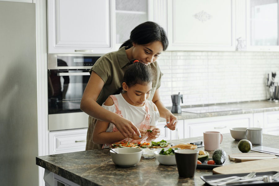 familia-cocinando-en-conjunto