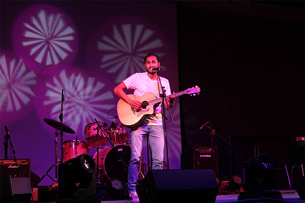 Estudiante tocando guitarra