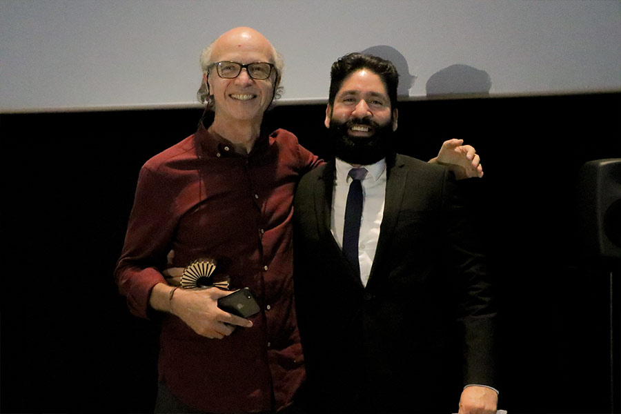 El cineasta Juan Carlos Rulfo posa con su estatuilla otorgada por el festival