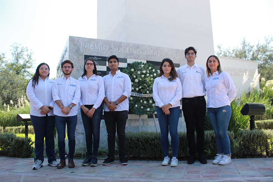 La FETEC Monterrey recordó la memoria de Don Eugenio Garza Sada con una guardia de honor.