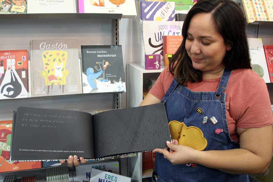 A través del sistema de escritura braile, este libro puede mostrarte los colores a través del sentido del tacto.