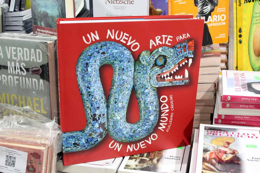 Con un peso que podría superar los 5 kilogramos, este libro es una recopilación de obras de la cultura autóctona mexicana ubicadas en museos alrededor del mundo.