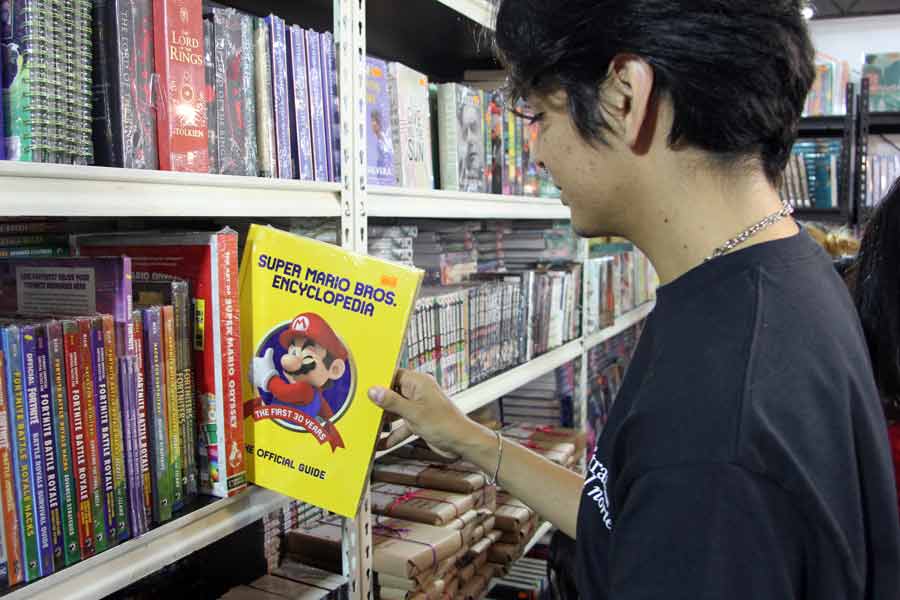 Puedes encontrar un espacio gamer con libros sobre juegos de diferentes consolas como Nintendo.