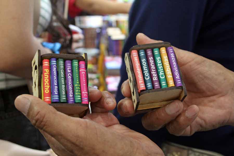 Libros hechos a mano y muy pequeños para llevarlos a todas partes.