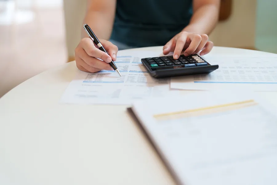 ilustraci&oacute;n, hombre y mujer revisando sus finanzas